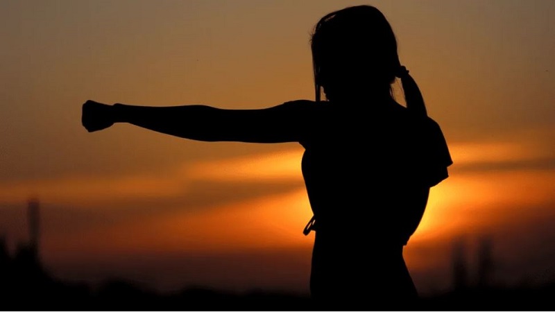 mujer luchadores artes marciales en la puesta de sol
